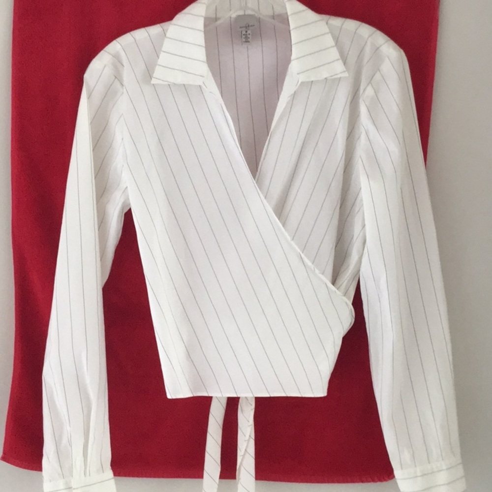 Anne Klein tie back blouse. Great looking !